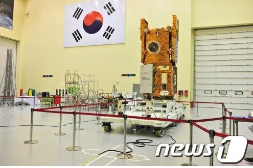 본문 이미지 - 한국항공우주연구원 청정실에 보관 중인 다목적실용위성 5호 (사진=항우연 제공)© News1 