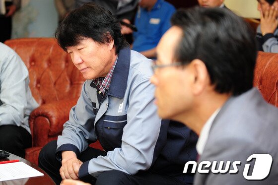 본문 이미지 - 23일 오염물질 누출사고에 따른 대책회의에서 프로그린테크 대표가 곤혹스런 표정을 짓고있다./최창호 기자© News1 