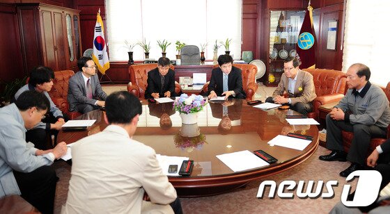 본문 이미지 - 포항시와 업체 관계자 등이 23일 포항철강공단 가로수 황화현상 등 피해에 대해 대책회의를 갖고 있다./최창호 기자© News1 