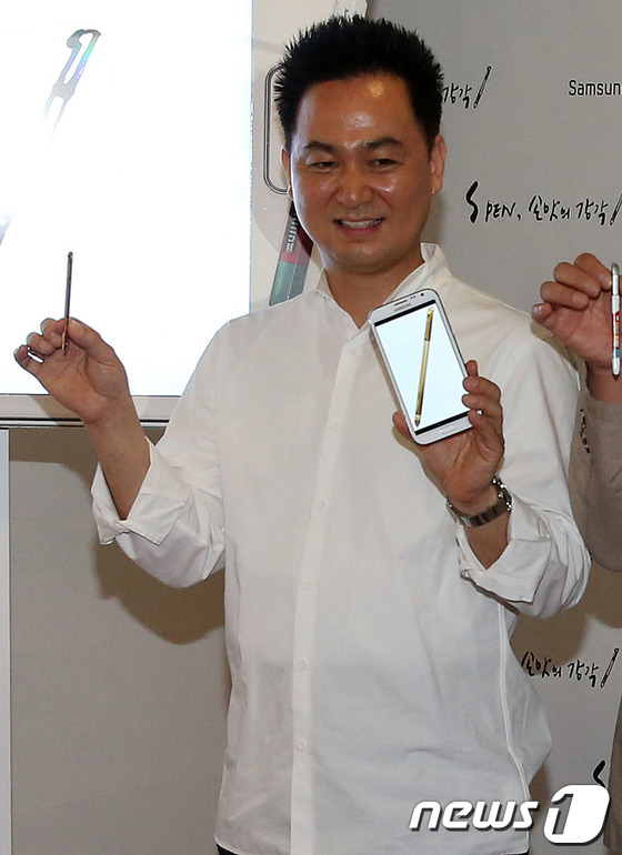23일 오전 서울 서초구 예술의전당 한가람 디자인 미술관에서 열린 'S pen, 손맛의 감각'展 오프닝 행사에서 쥬얼리 디자이너 홍성민이 자신이 디자인한 S펜을 들고 포즈를 취하고 …