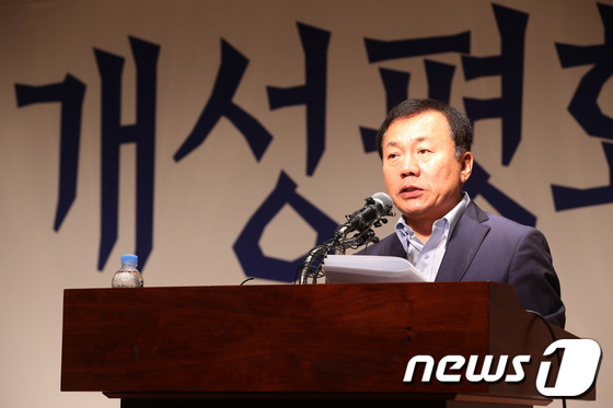 (서울=뉴스1) 이광호 기자 = 개성공단 출입차단 51일째인 23일 한재권 개성공단 정상화 촉구 비대위 대표공동위원장이 서울 여의도 중소기업중앙회에서 열린 개성공단 정상화 촉구 대 …