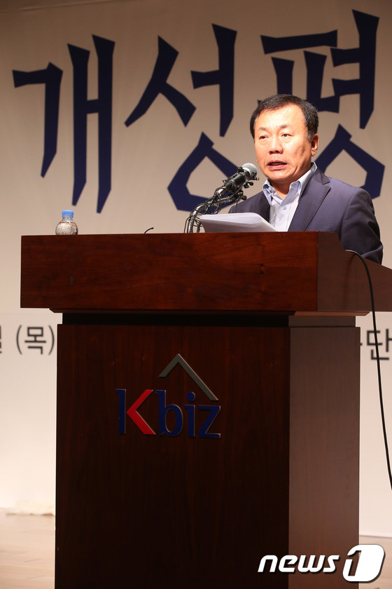 (서울=뉴스1) 이광호 기자 = 개성공단 출입차단 51일째인 23일 한재권 개성공단 정상화 촉구 비대위 대표공동위원장이 서울 여의도 중소기업중앙회에서 열린 개성공단 정상화 촉구 대 …