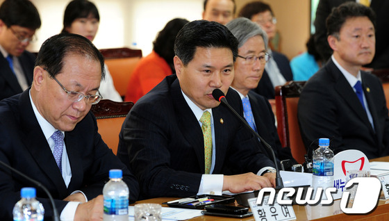 (인천=뉴스1) 신창원 기자 = 홍문종 새누리당 사무총장이 23일 오전 인천시 중구 인천항만공사에서 열린 ‘새누리당 인천 현장 최고위원회’에서 발언을 하고 있다. 2013.5.23 …