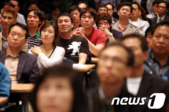 (서울=뉴스1) 이광호 기자 = 개성공단 출입차단 51일째인 23일 오전 서울 여의도 중소기업중앙회에서 열린 개성공단 정상화 촉구 대회에 참석한 입주기업 임직원과 주재원 등이 개성 …