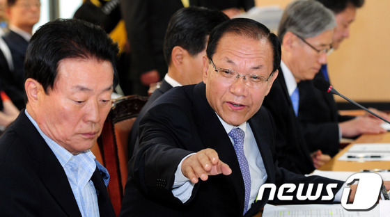 (인천=뉴스1) 신창원 기자 = 황우여 새누리당 대표가 23일 오전 인천시 중구 인천항만공사에서 열린 새누리당 인천 현장 최고위원회의를 주재하고 있다. 2013.5.23/뉴스1