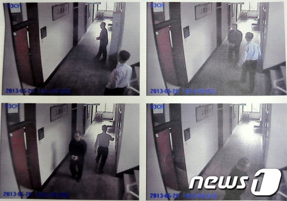 (전주=뉴스1) 박효익 기자 = 23일 전주지방검찰청이 공개한 CCTV 영상을 보면 이대우는 20일 오후 2시51분50초께 담당 수사관이 화장실에 혼자 들어간 직후 전주지검 남원지 …