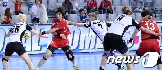 (서울=뉴스1) 이동원 기자 = 23일 오후 서울 송파구 방이동 SK핸드볼경기장에서 열린 '서울컵 4개국 국제여자핸드볼대회' 한국과 러시아의 경기에서 류은희가 러시아 수비수를 피해 …
