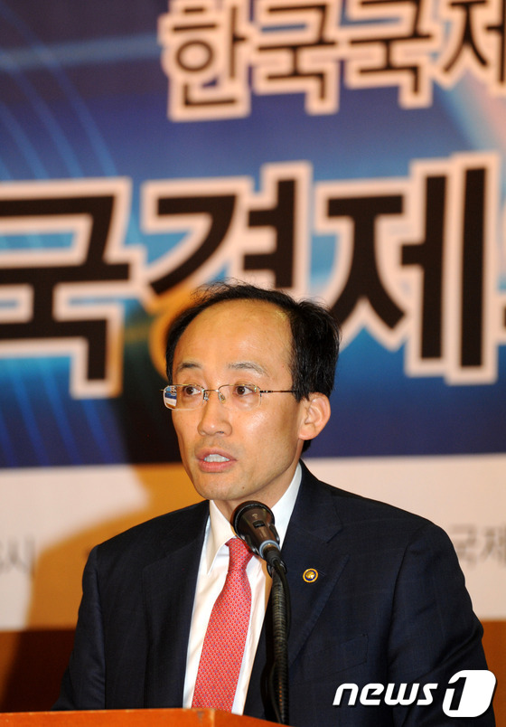(서울=뉴스1) 김보영  = 추경호 기획재정부 차관이 23일 오후 서울 명동 은행연합회에서 열린 '제36회 하계정책포럼'에 참석해 기조연설을 하고 있다. (기획재정부 제공) 201 …