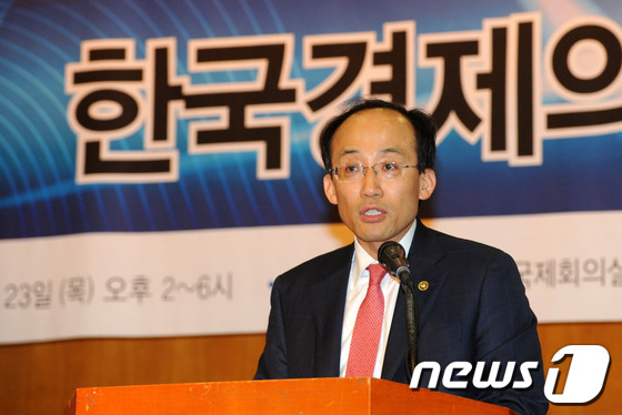 (서울=뉴스1) 김보영  = 추경호 기획재정부 차관이 23일 오후 서울 명동 은행연합회에서 열린 '제36회 하계정책포럼'에 참석해 기조연설을 하고 있다. (기획재정부 제공) 201 …
