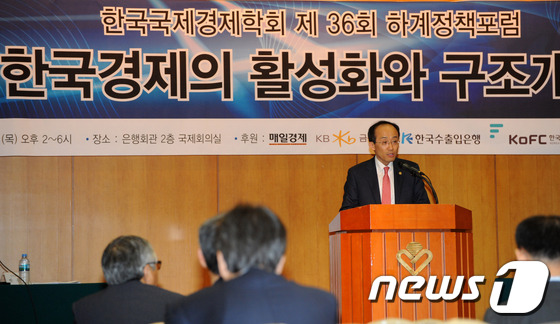 (서울=뉴스1) 김보영  = 추경호 기획재정부 차관이 23일 오후 서울 명동 은행연합회에서 열린 '제36회 하계정책포럼'에 참석해 기조연설을 하고 있다. (기획재정부 제공) 201 …