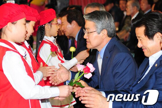 본문 이미지 - 어린이들에게서 감사 장미꽃을 받는 박승호 포항시장./최창호 기자© News1 