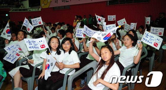 본문 이미지 - 감사깃발을 흔드는 학생들./최창호 기자© News1 