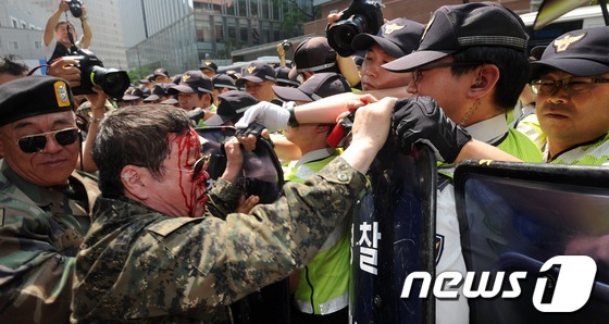 (서울=뉴스1) 박지혜 기자 = 23일 오후 서울 종로구 중학동 일본대사관 앞에서 대한민국 월남전 참전자회 주최로 열린 아베 총리와 하시모토 오사카 시장의 위안부 관련 망언 규탄 …