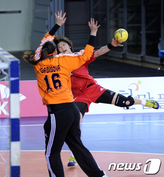 (서울=뉴스1) 이동원 기자 = 23일 오후 서울 송파구 방이동 SK핸드볼경기장에서 열린 '서울컵 4개국 국제여자핸드볼대회' 한국과 러시아의 경기에서 류은희가 러시아 수비수를 피해 …