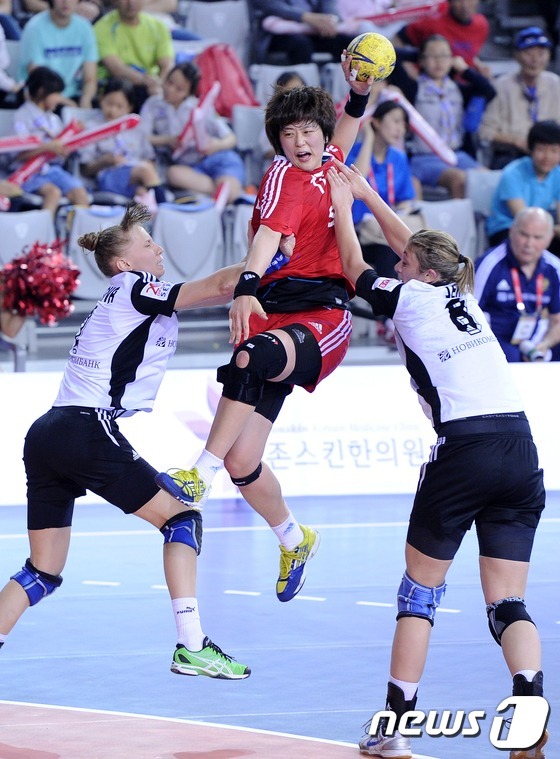 (서울=뉴스1) 이동원 기자 = 23일 오후 서울 송파구 방이동 SK핸드볼경기장에서 열린 '서울컵 4개국 국제여자핸드볼대회' 한국과 러시아의 경기에서 류은희의 공격을 러시아 수비수 …