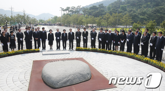 (김해=뉴스1) 송원영 기자 = 고 노무현 전 대통령 서거 4주기 추도식이 열린 23일 오후 경남 김해시 봉하마을 고 노무현 전 대통령 묘에서 권양숙 여사와 아들 노건호 씨 등 유 …