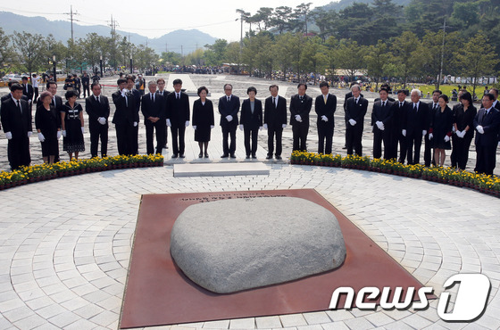 (김해=뉴스1) 송원영 기자 = 고 노무현 전 대통령 서거 4주기 추도식이 열린 23일 오후 경남 김해시 봉하마을 고 노무현 전 대통령 묘역에서 권양숙 여사와 아들 건호 씨 등 유 …