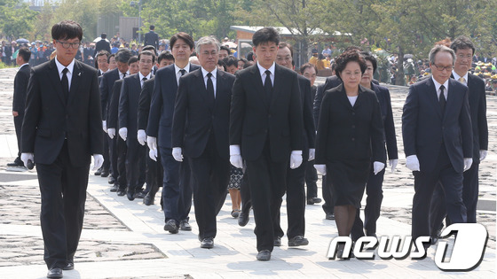 (김해=뉴스1) 송원영 기자 = 고 노무현 전 대통령 서거 4주기 추도식이 열린 23일 오후 경남 김해시 봉하마을 고 노무현 전 대통령 묘에서 권양숙 여사와 아들 건호 씨 등 유족 …