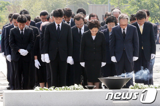 (김해=뉴스1) 송원영 기자 = 고 노무현 전 대통령 서거 4주기 추도식이 열린 23일 오후 경남 김해시 봉하마을 고 노무현 전 대통령 묘에서 권양숙 여사와 아들 건호 씨 등 유족 …