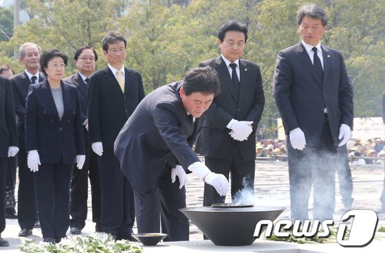 본문 이미지 - 고 노무현 전 대통령 서거 4주기 추도식이 열린 23일 오후 경남 김해시 봉하마을 고 노무현 전 대통령 묘에서 최경환 새누리당 원내대표, 전병헌 민주당 원내대표, 김선동 통합진보당 의원이 분향을 하고 있다. . 2013.5.23/뉴스1 © News1 송원영 기자