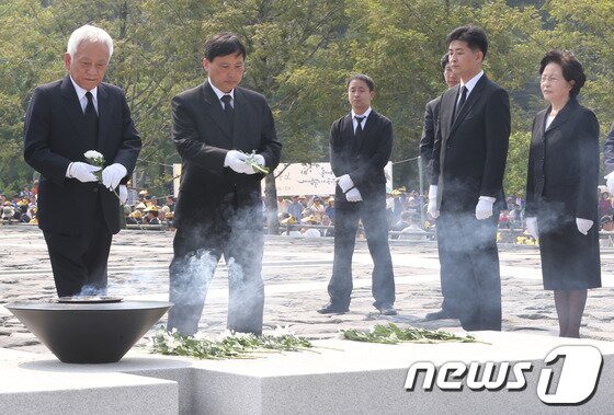 본문 이미지 - 고 노무현 전 대통령 서거 4주기 추도식이 열린 23일 오후 경남 김해시 봉하마을 고 노무현 전 대통령 묘에서 김한길 민주당 대표와 조준호 진보정의당 공동대표가 헌화를 하고 있다. 2013.5.23/뉴스1 © News1 송원영 기자