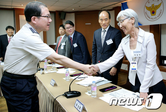 (서울=뉴스1) 김보영  = 이성한 경찰청장이 23일 오전 경찰청 대청마루에서 열린 경찰관련 학회장 초청 간담회서 참석자들과 인사를 나누고 있다. (경찰청 제공) 2013.5.23 …