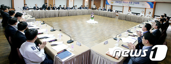 (서울=뉴스1) 김보영  = 경찰청은 23일 오전 경찰청 대청마루에서 이성한 경찰청장을 비롯한 경찰 지휘부와 경찰 관련 학회장 약 40여명이 참석한 가운데, '정부 3.0 시대, …