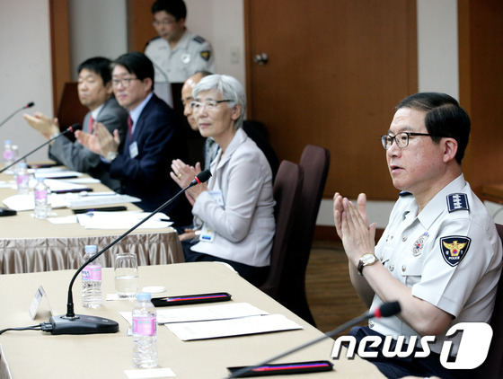 (서울=뉴스1) 김보영  = 이성한 경찰청장이 23일 오전 경찰청 대청마루에서 열린 경찰관련 학회장 초청 간담회에서 박수를 치고 있다. (경찰청 제공) 2013.5.23/뉴스1