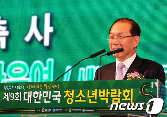 (인천=뉴스1) 신창원 기자 = 23일 오후 인천시 연수구 송도컨벤시아에서 열린 ‘제9회 대한민국 청소년 박람회’ 개막식에서 황우여 새누리당 대표가 축사를 하고 있다. 2013.5 …