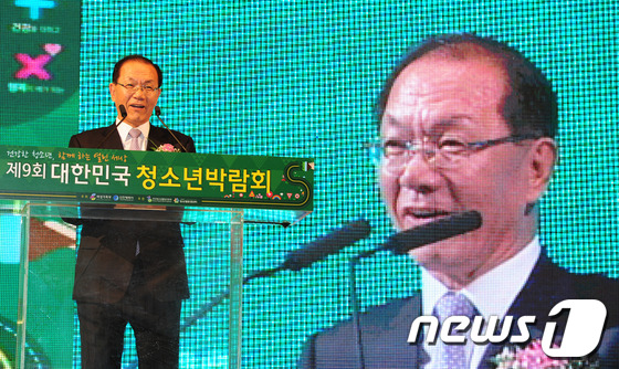 (인천=뉴스1) 신창원 기자 = 23일 오후 인천시 연수구 송도컨벤시아에서 열린 ‘제9회 대한민국 청소년 박람회’ 개막식에서 황우여 새누리당 대표가 축사를 하고 있다. 2013.5 …