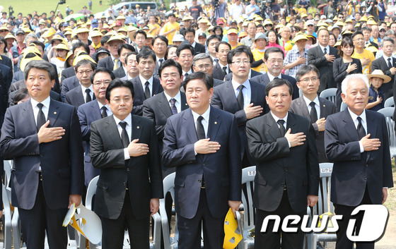 (김해=뉴스1) 송원영 기자 = 23일 오후 경남 김해시 봉하마을에서 열린 고 노무현 전 대통령 서거 4주기 추도식에서 참석자들이 국민의례를 하고 있다. 사진 오른쪽부터 김한길 민 …