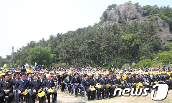(김해=뉴스1) 송원영 기자 = 23일 오후 경남 김해시 봉하마을에서 고 노무현 전 대통령 서거 4주기 추도식이 열리고 있다. 이날 추도식은 권양숙 여사를 비롯한 유족, 한명숙·이 …