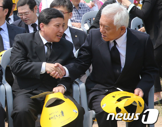 (김해=뉴스1) 송원영 기자 = 23일 오후 경남 김해시 봉하마을에서 열린 고 노무현 전 대통령 서거 4주기 추도식에서 김한길 민주당 대표와 조준호 진보정의당 공동대표가 악수를 하 …