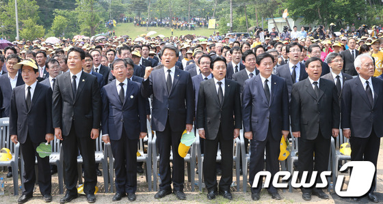 (김해=뉴스1) 송원영 기자 = 23일 오후 경남 김해시 봉하마을에서 열린 고 노무현 전 대통령 서거 4주기 추도식에서 참석자들이 '임을 위한 행진곡'을 부르고 있다. 사진 오른쪽 …