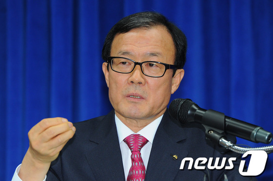 (서울=뉴스1) 양동욱 기자 = 이순우 우리금융그룹 신임 회장 내정자가 23일 오후 서울 종로구 우리카드 본사 대강당에서 기자회견을 갖고 취재진의 질문에 답하고 있다. 이 내정자는 …