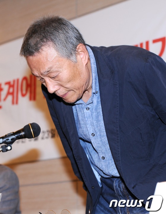 (서울=뉴스1) 박철중 기자 = 황석영 작가가 23일 오전 서울 삼청로 대한출판문화협회 대강당에서 열린 '출판계에 만연한 사재기 행태 근절 촉구 기자회견'에 참석해 인사하고 있다. …