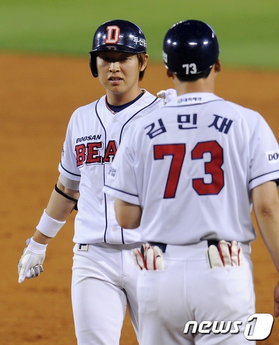 (서울=뉴스1) 이동원 기자 = 23일 오후 서울 잠실야구장에서 열린 ‘2013 한국야쿠르트 세븐프로야구’ 두산베어스와 넥센히어로즈의 경기에서 두산 5회말 1사 2루 상황 정수빈이 …