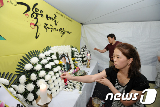 (전주=뉴스1) 김대웅 기자 = 故 노무현 전 대통령 서거 4주기 추도식이 열린 23일 전북 전주오거리문화광장에 마련된 분향소에서 시민들이 헌화, 분향을 하고 있다. 2013.05 …
