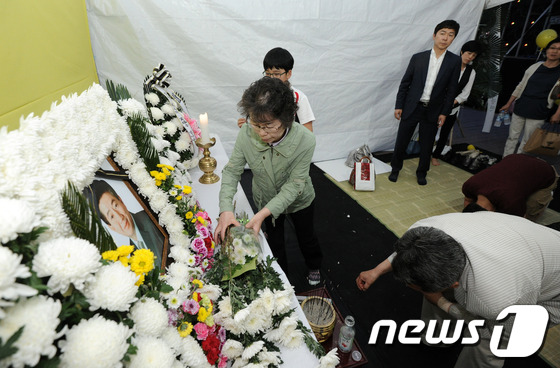 (전주=뉴스1) 김대웅 기자 = 故 노무현 전 대통령 서거 4주기 추도식이 열린 23일 전북 전주오거리문화광장에 마련된 분향소에서 시민들이 헌화, 분향을 하고 있다. 2013.05 …