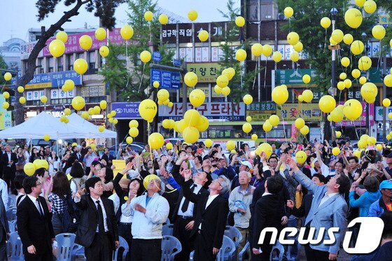 본문 이미지 - 23일 전북 전주오거리 문화광장에서 열린 故 노무현 전 대통령 서거 4주기 추도식에서 참석자들이 노란 풍선을 하늘로 날려 보내고 있다. 2013.05.23/뉴스1 © News1 김대웅 기자