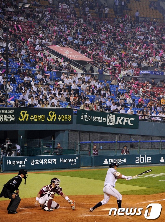 (서울=뉴스1) 이동원 기자 = 23일 오후 서울 잠실야구장에서 ‘2013 한국야쿠르트 세븐프로야구’ 두산베어스와 넥센히어로즈의 경기가 열렸다. 경기장을 찾은 팬들이 열띤응원을 펼 …