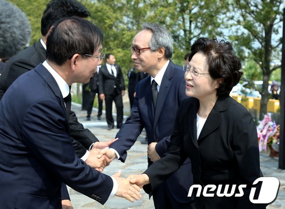 (김해=뉴스1)  = 23일 오후 경남 김해시 봉하마을에서 열린 고 노무현 전 대통령 서거 4주기 추도식에서 권양숙 여사와 박원순 서울시장이 인사를 나누고 있다.(노무현재단 제공) …