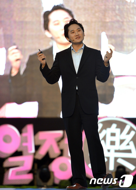 (원주=뉴스1)  = 채승병 삼성경제연구소 연구원이 23일 강원도 원주시 연세대학교 노천극장에서 '열공 노하우'를 주제로 열린 '열정樂서' 시즌4 열두 번째 강연을 하고 있다.(삼 …