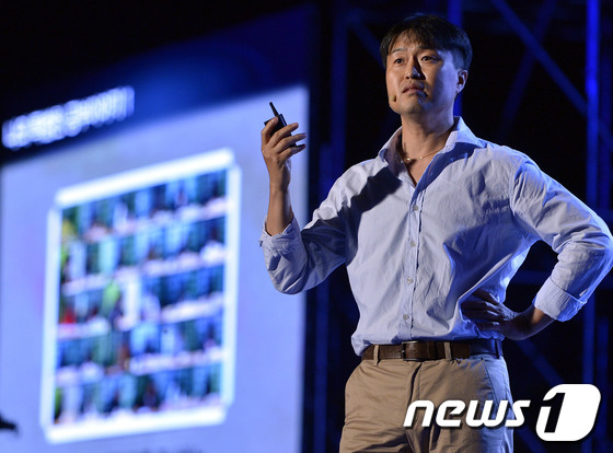 (원주=뉴스1)  = 정현모 KBS PD가 23일 강원도 원주시 연세대학교 노천극장에서 '열공 노하우'를 주제로 열린 '열정樂서' 시즌4 열두 번째 강연을 하고 있다.(삼성 제공) …