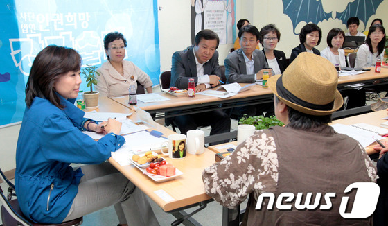(서울=뉴스1)  = 조윤선 여성가족부 장관이 23일 오후 인천 소재 성매매피해여성을 위한 지원시설 인권희망 강강술래를 방문해 시설 관계자 및 이용자들을 격려하고 애로사항을 청취하 …