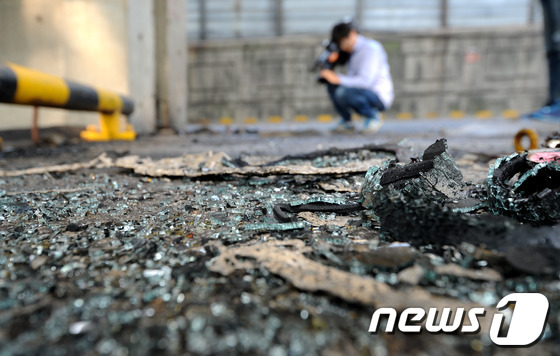 (서울=뉴스1) 박정호 기자 = 가수 손호영 씨가 자신의 차량에서 번개탄을 피워 자살을 시도한 24일 오전 서울 용산구 이촌로 동작대교 아래 주차장에 깨진 유리와 검은 그을음 자국 …