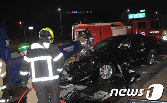 (서울=뉴스1) 김보영  = 24일 새벽 4시25분경 서울 송파구 가락동 가락시장사거리에서 성남방향으로 좌회전하기 위해 신호대기 중이던 차량 2대(냉동탑차, 화물차)를 승용차량이 …