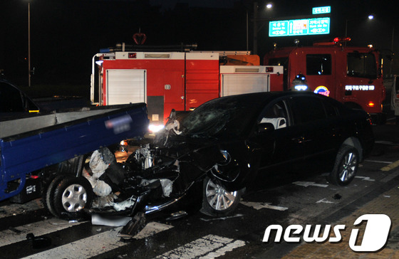 (서울=뉴스1) 김보영  = 24일 새벽 4시25분경 서울 송파구 가락동 가락시장사거리에서 성남방향으로 좌회전하기 위해 신호대기 중이던 차량 2대(냉동탑차, 화물차)를 승용차량이 …