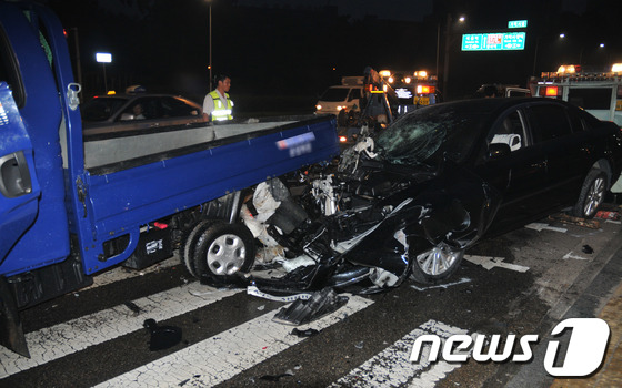 (서울=뉴스1) 김보영  = 24일 새벽 4시25분경 서울 송파구 가락동 가락시장사거리에서 성남방향으로 좌회전하기 위해 신호대기 중이던 차량 2대(냉동탑차, 화물차)를 승용차량이 …