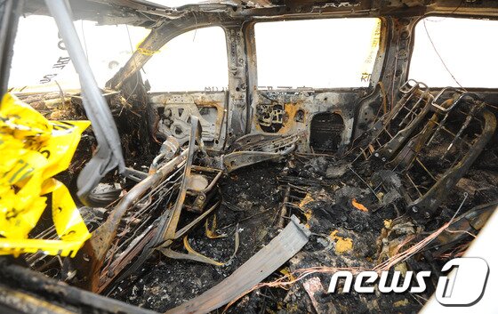 본문 이미지 - 가수 손호영씨가 자신의 차량에서 번개탄을 피워 자살을 시도한 24일 오전 서울 용산구 원효로 사고지역 인근에 손씨의 사고 차량이 주차돼 있다. © News1 양동욱 기자